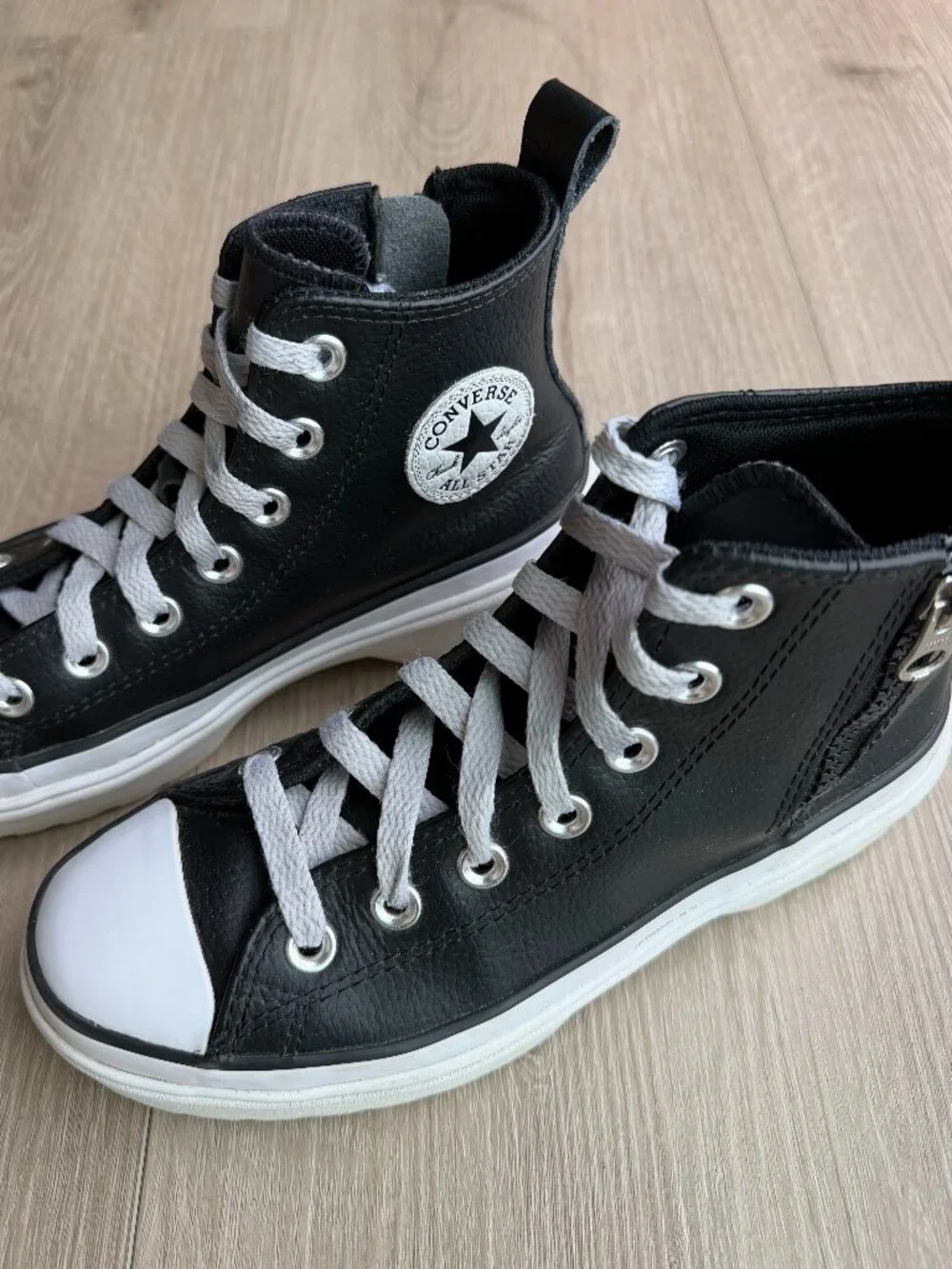 Converse Chuck Taylor Lugged Lift Leather High Top Big Kids US 3